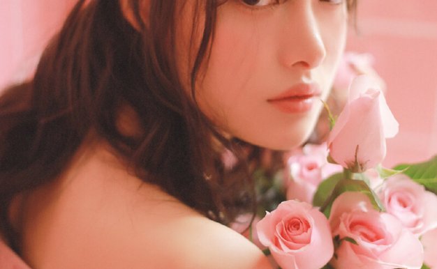 粉嫩美少女香肩微露性感美图