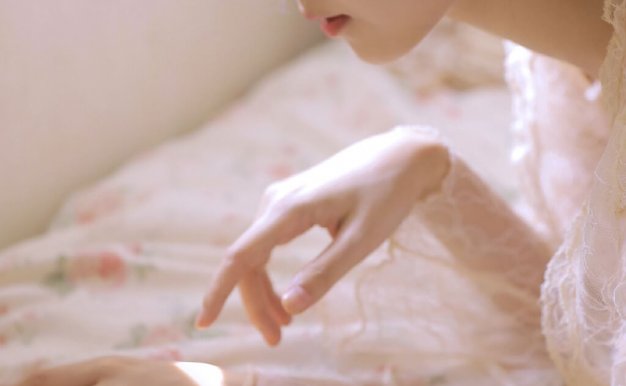 粉嫩的美女吊带性感妩媚美图