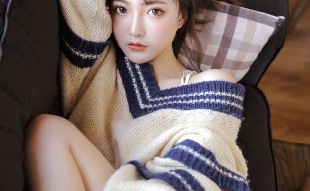 露肩美女图片 深V毛衣性感撩人美图