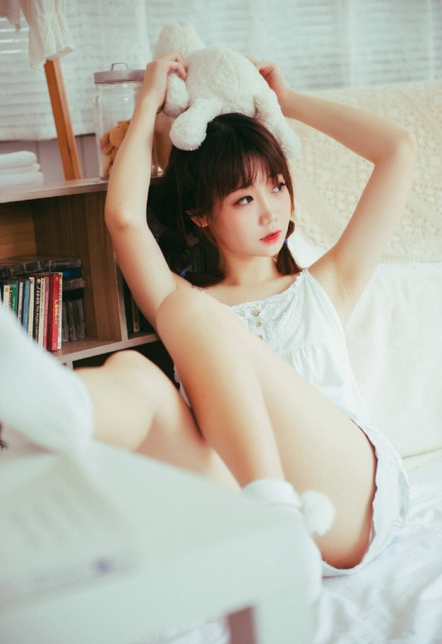 性感吊带热裤美女室内绝密美腿美图