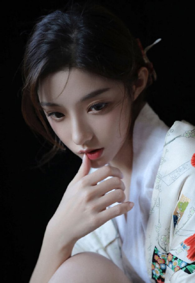 穿和服的精致美女小姐姐红唇白皙制服诱惑美图