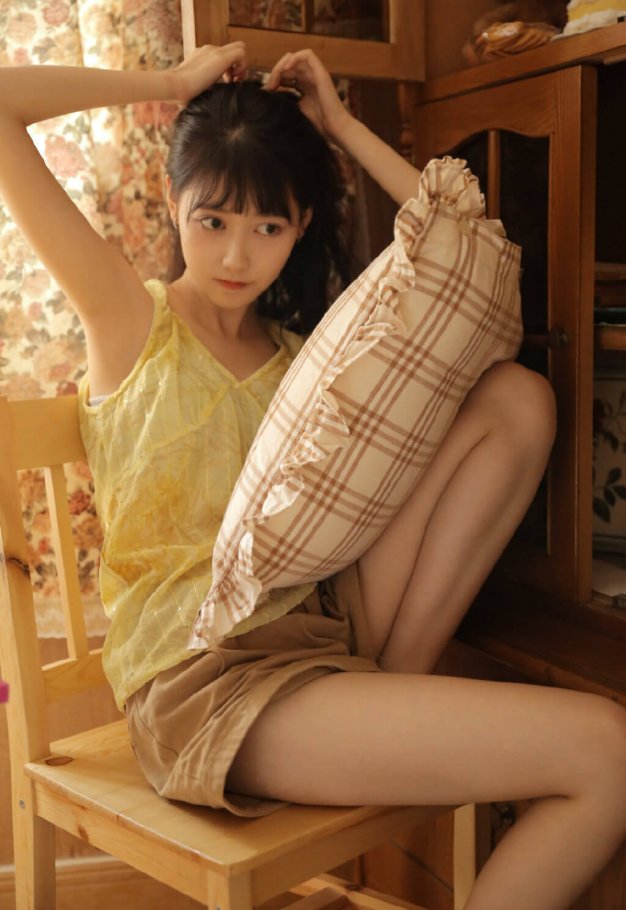 俏皮大眼美女翘臀美腿性感私房美图