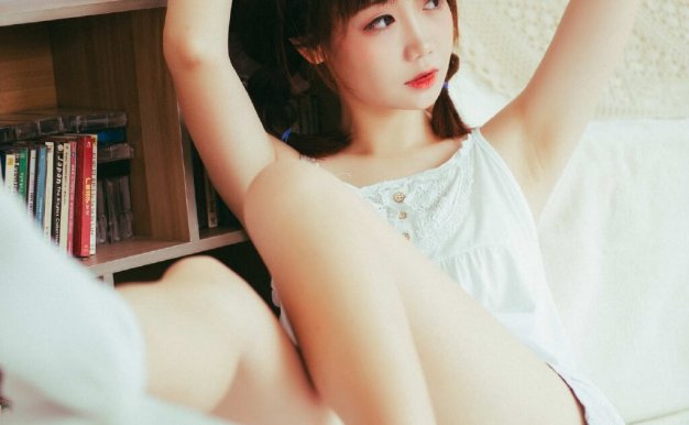 性感吊带热裤美女室内绝密美腿美图