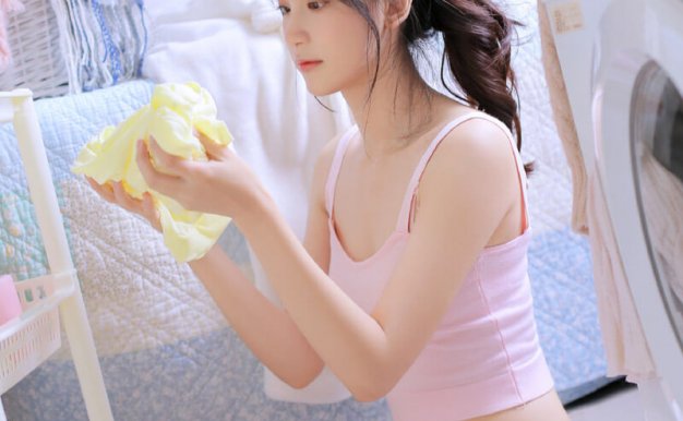 吊带美女性感粉嫩诱人美图