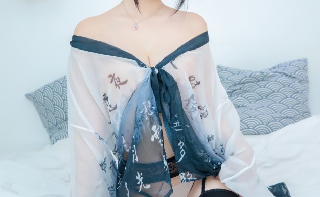 晓镜但愁云鬓改，夜吟应觉月光寒。 蓬山此去无多路，青鸟殷勤为探看。