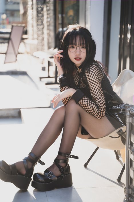 街边穿黑皮的叛逆少女