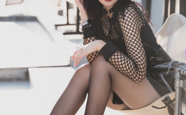 街边穿黑皮的叛逆少女